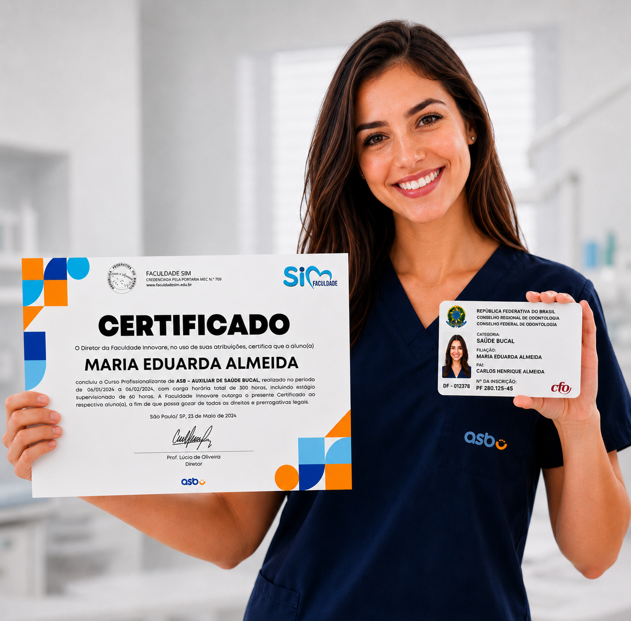 Aluna formada segurando o certificado de Auxiliar de Saúde Bucal e a carteirinha do CRO